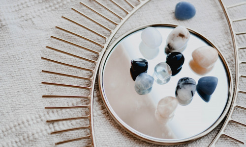 SÜNNIKRISTALLID - SINU ISIKLIKUD ÕNNETOOJAD SÜNNIKRISTALLID - SINU ISIKLIKUD ÕNNETOOJAD