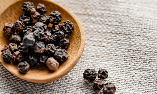 MUSTA PIPRA KASULIKKUS