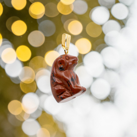 Mahagon-Obsidiaan koera kuju ripatsil