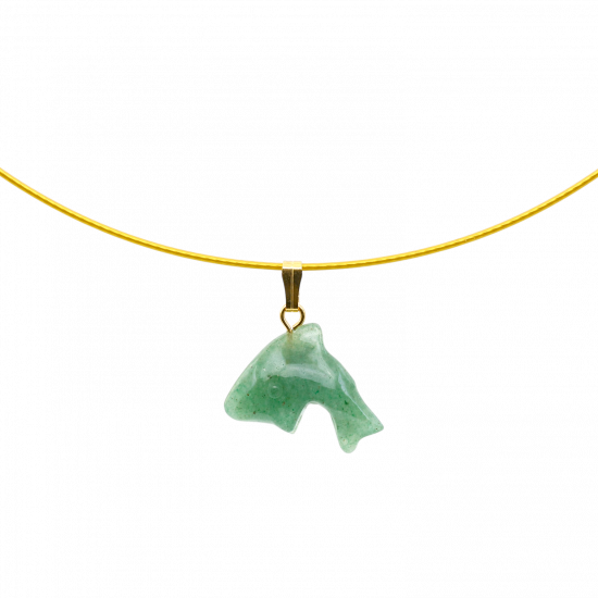 Roheline aventuriin delfiin ripats metallist kinnitusel, kristallehe lähedalt vaade