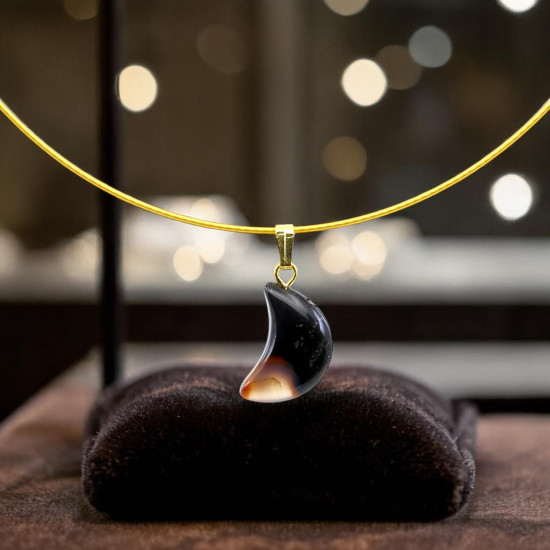 Sardoonüks poolkuu kristallripats metallraamis