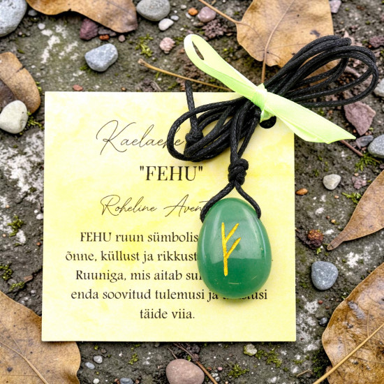 Roheline kristall Fehu sümboliga