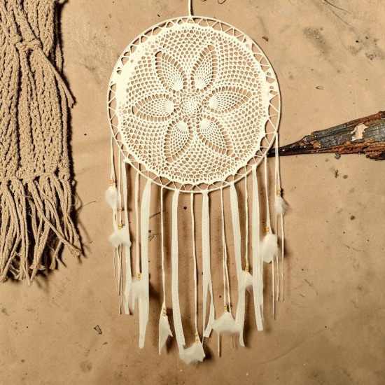 Valge heegeldatud unenäopüüdja rippumas, dekoratiivne kaitsev unenäopüüdja magamistuppa