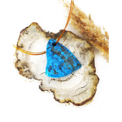 TÜRKIIS auguga erikujuline