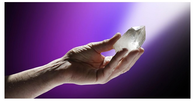kristalli hoidev käsi